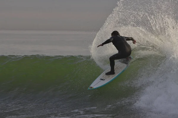 Surfing Κύματα Χειμώνα Στο Σημείο Rincon Στην Καλιφόρνια — Φωτογραφία Αρχείου