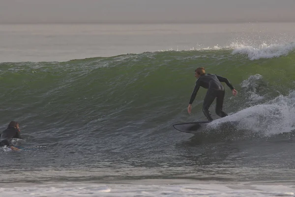 Surfing Κύματα Χειμώνα Στο Σημείο Rincon Στην Καλιφόρνια — Φωτογραφία Αρχείου