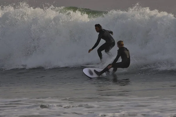 Surfing Fale Zimowe Punkcie Rincon Kalifornii — Zdjęcie stockowe