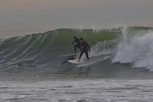 カリフォルニア州のリンコンポイントで冬の波をサーフィン — ストック写真