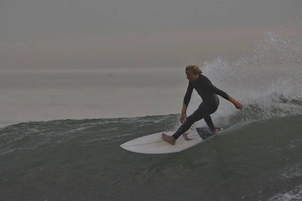 Surfing Rincon Point California – stockfoto