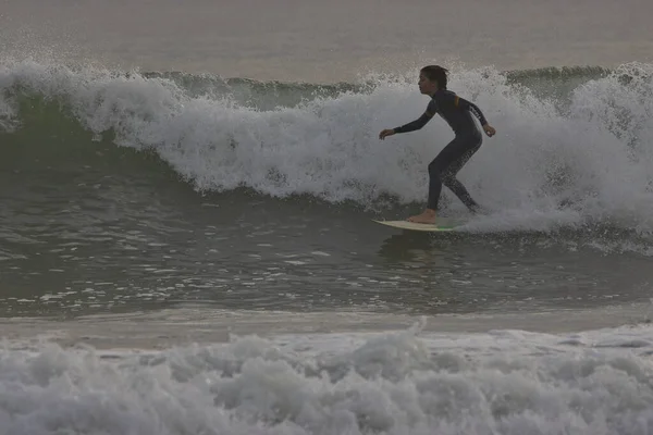 Surfing Rincon Point California – stockfoto
