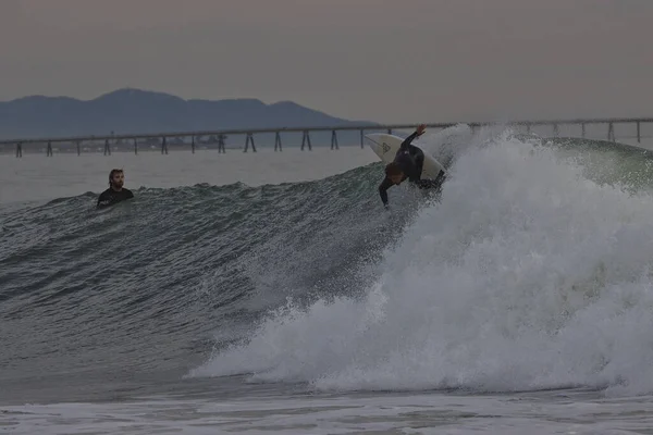 カリフォルニア州のリンカンポイントでの大きな波 — ストック写真
