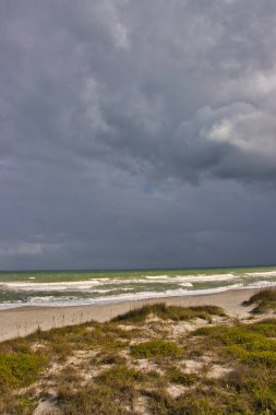Florida 'daki boş plajlarda kış fırtınası