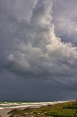 Florida 'daki boş plajlarda kış fırtınası