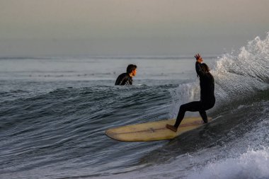 Kaliforniya 'nın Rincon noktasında kış dalgalarında sörf yapmak, 03-02-2022