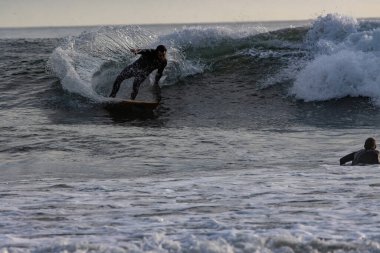 Kaliforniya 'nın Rincon noktasında kış dalgalarında sörf yapmak, 03-02-2022