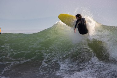 Kaliforniya 'nın Rincon noktasında kış dalgalarında sörf yapmak, 03-02-2022