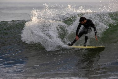 Kaliforniya 'nın Rincon noktasında kış dalgalarında sörf yapmak, 03-02-2022