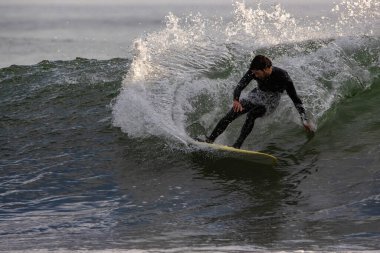 Kaliforniya 'nın Rincon noktasında kış dalgalarında sörf yapmak, 03-02-2022