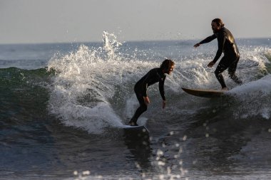 Kaliforniya 'nın Rincon noktasında kış dalgalarında sörf yapmak, 03-02-2022