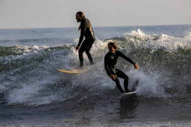 Kaliforniya 'nın Rincon noktasında kış dalgalarında sörf yapmak, 03-02-2022