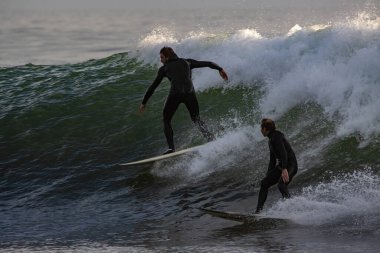 Kaliforniya 'nın Rincon noktasında kış dalgalarında sörf yapmak, 03-02-2022