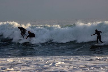 Kaliforniya 'nın Rincon noktasında kış dalgalarında sörf yapmak, 03-02-2022