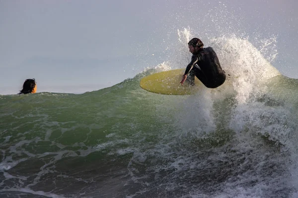 Kaliforniya Nın Rincon Noktasında Kış Dalgalarında Sörf Yapmak 2022 — Stok fotoğraf