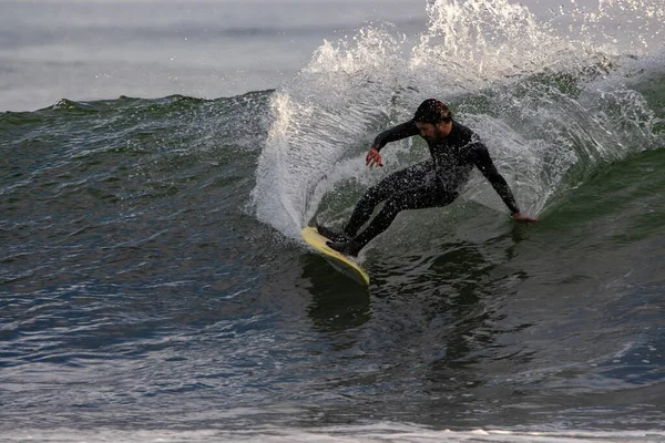 California 2022 Rincon 지점에서 겨울에 밀려오는 — 스톡 사진