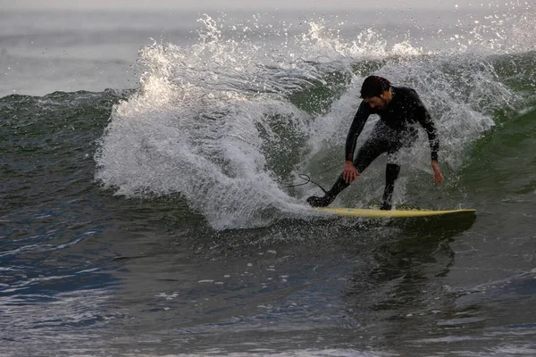 Kaliforniya 'nın Rincon noktasında kış dalgalarında sörf yapmak, 03-02-2022