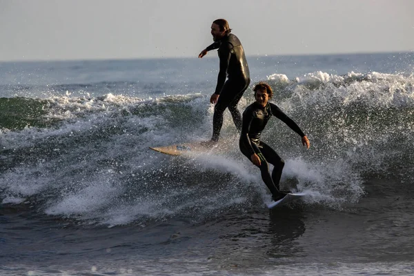 カリフォルニア州リンコンポイントでの冬の波のサーフィン 2022 — ストック写真