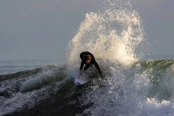 Kaliforniya Nın Rincon Noktasında Kış Dalgalarında Sörf Yapmak 2022 — Stok fotoğraf