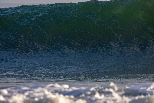 カリフォルニア州リンコンポイントでの冬の波のサーフィン 2022 — ストック写真