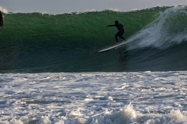 カリフォルニア州リンコンポイントでの冬の波のサーフィン 2022 — ストック写真