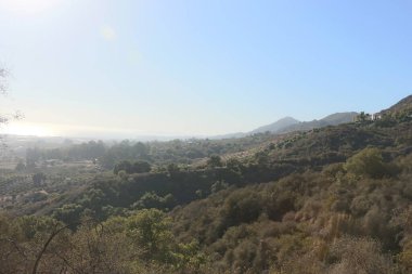 Gün batımında Carpinteria California 'da dağlarda yürüyüş.