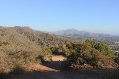 Gün batımında Carpinteria California 'da dağlarda yürüyüş.
