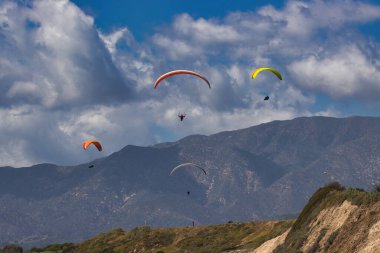 Kaliforniya 'daki Rincon uçurumlarında paragliding