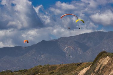 Kaliforniya 'daki Rincon uçurumlarında paragliding
