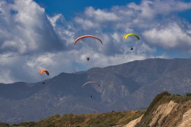 Kaliforniya 'daki Rincon uçurumlarında paragliding