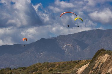 Kaliforniya 'daki Rincon uçurumlarında paragliding