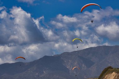 Kaliforniya 'daki Rincon uçurumlarında paragliding