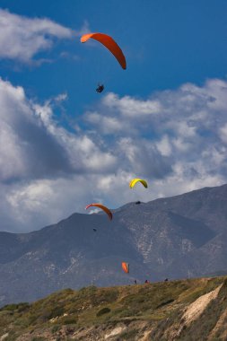 Kaliforniya 'daki Rincon uçurumlarında paragliding