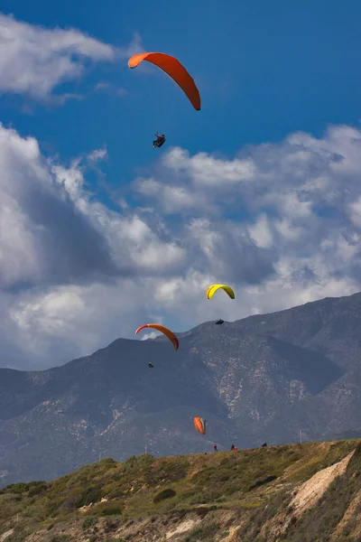 Kaliforniya 'daki Rincon uçurumlarında paragliding