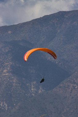 Kaliforniya 'daki Rincon uçurumlarında paragliding