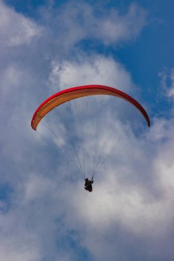 Kaliforniya 'daki Rincon uçurumlarında paragliding