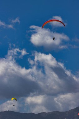 Kaliforniya 'daki Rincon uçurumlarında paragliding