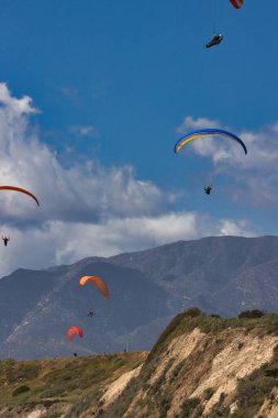 Kaliforniya 'daki Rincon uçurumlarında paragliding