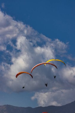 Kaliforniya 'daki Rincon uçurumlarında paragliding