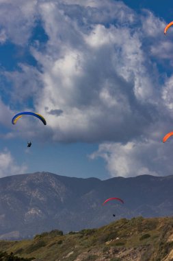 Kaliforniya 'daki Rincon uçurumlarında paragliding