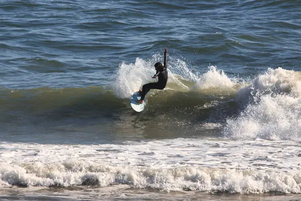 Surfing Rincon Cove California — ストック写真