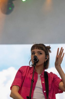 Kaliforniya 'da Rincon noktasında yaz kasırgasında sörf yapmak