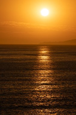 Kaliforniya 'da Rincon noktasında yaz kasırgasında sörf yapmak