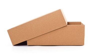 Beyaz arkaplanda izole edilmiş karton kutuyu aç.