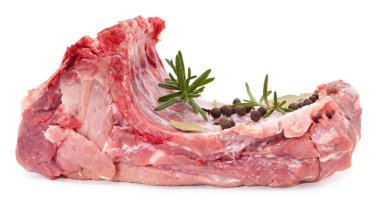 Beyaz arka planda izole edilmiş baharatlı ve biberiyeli et.