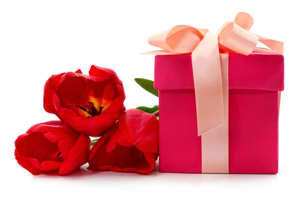 Красные Тюльпаны Подарок Изолированные Белом Фоне — стоковое фото