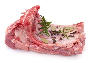 Beyaz arka planda izole edilmiş baharatlı ve biberiyeli et.