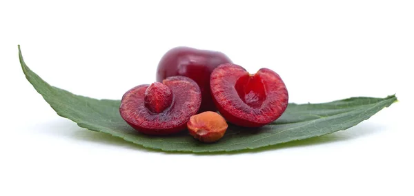 Seluruh Cherry Setengah Dari Cherry Dan Cherry Batu Terisolasi Pada — Stok Foto