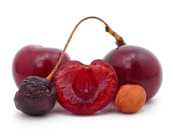 Seluruh Cherry Setengah Dari Cherry Dan Cherry Batu Terisolasi Pada — Stok Foto