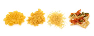 Beyaz arka planda dört farklı makarna yığını..